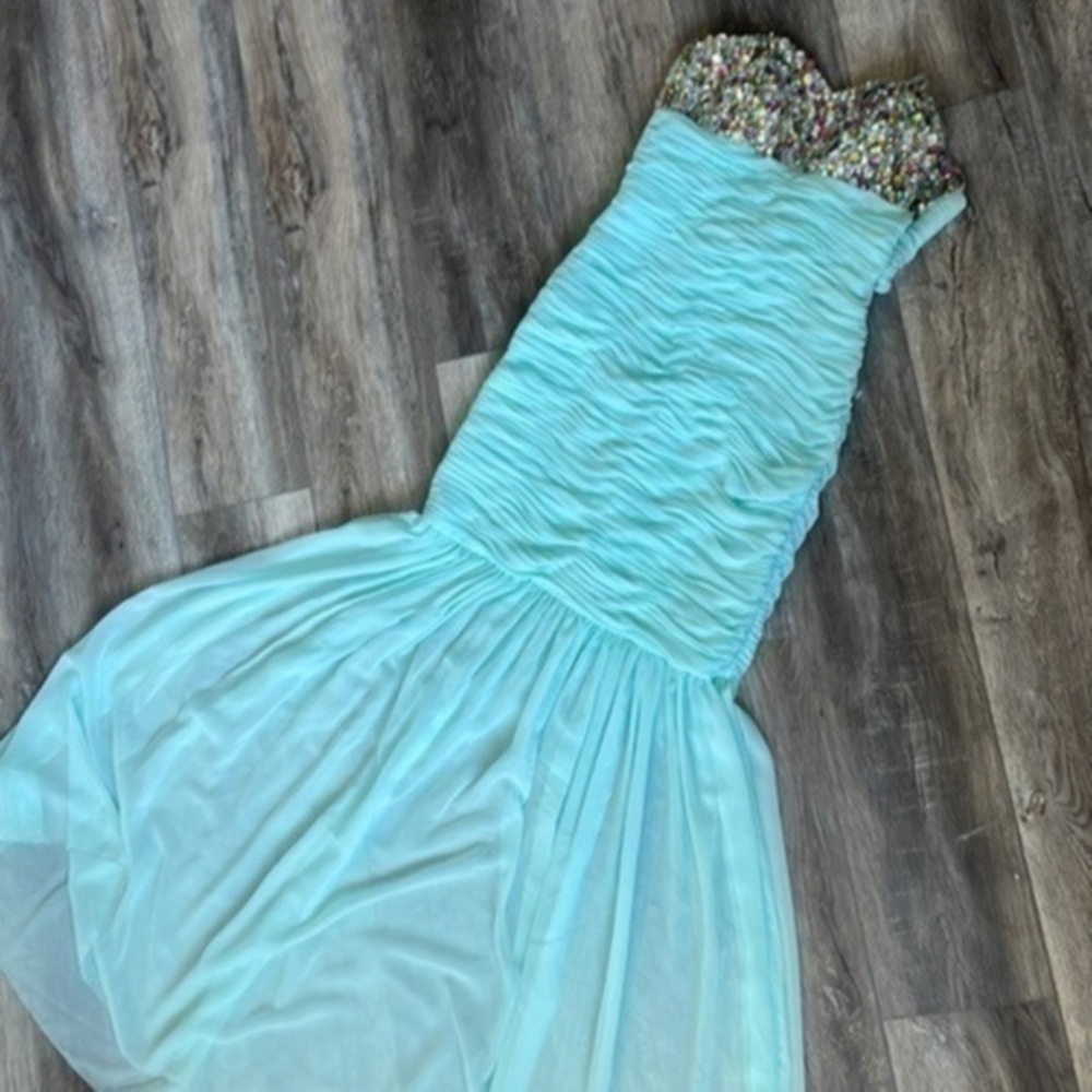 Faviana dress light aqua in color full length beat a gallon size 6
